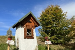 06.10.2022 "Wycieczka górska kl. IV -VIII SP na Błatnią (917m n.p.m). Wyjście z Brennej, przejście zielonym szlakiem. Na szczycie czekała na nas kiełbaska, którą upiekliśmy na ognisku oraz gorąca herbatka. Turystyka piesza jest rewelacyjną formą aktywności fizycznej i obcowania z naturą. Nasi uczniowie spisali się rewelacyjnie na szlaku."   Koordynator p. Koniczek Opieka p. Koniczek, p. Szewczyk. p. Nogaj, p. Ganszczyk, p. Tokarczyk, p. Rozciecha, p. Zapalska i p. Horoba 