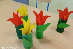  14.05.2021 Tulipany wykonane przez uczniów kl. 0. Koordynator p. Paściak