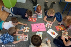 09-02-2021 Klasa "0" poznała literę "B". Koordynator p. Paściak