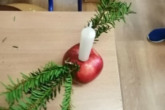 14.12.2021 Uczniowie kl. I SP wykonali świąteczne stroiki.  Koordynator p. Zieleńska - Bensz